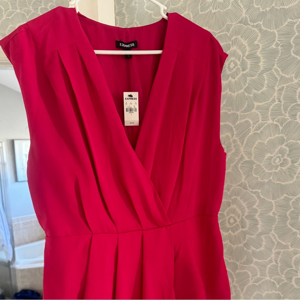 Hi, Barbie! Stun in this hot pink pleated Express mini dress! L. NWT.